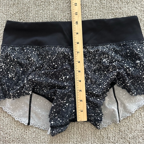 LULULEMON FAST AS LIGHT SHORT SPLATTER WHITE/BLACK SIZE 4 - Picture 9 of 11